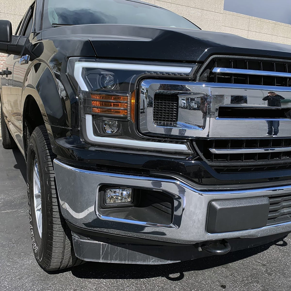 18-20 Ford F150 LUXX-Series LED Projector Headlights Jet Black - view 2