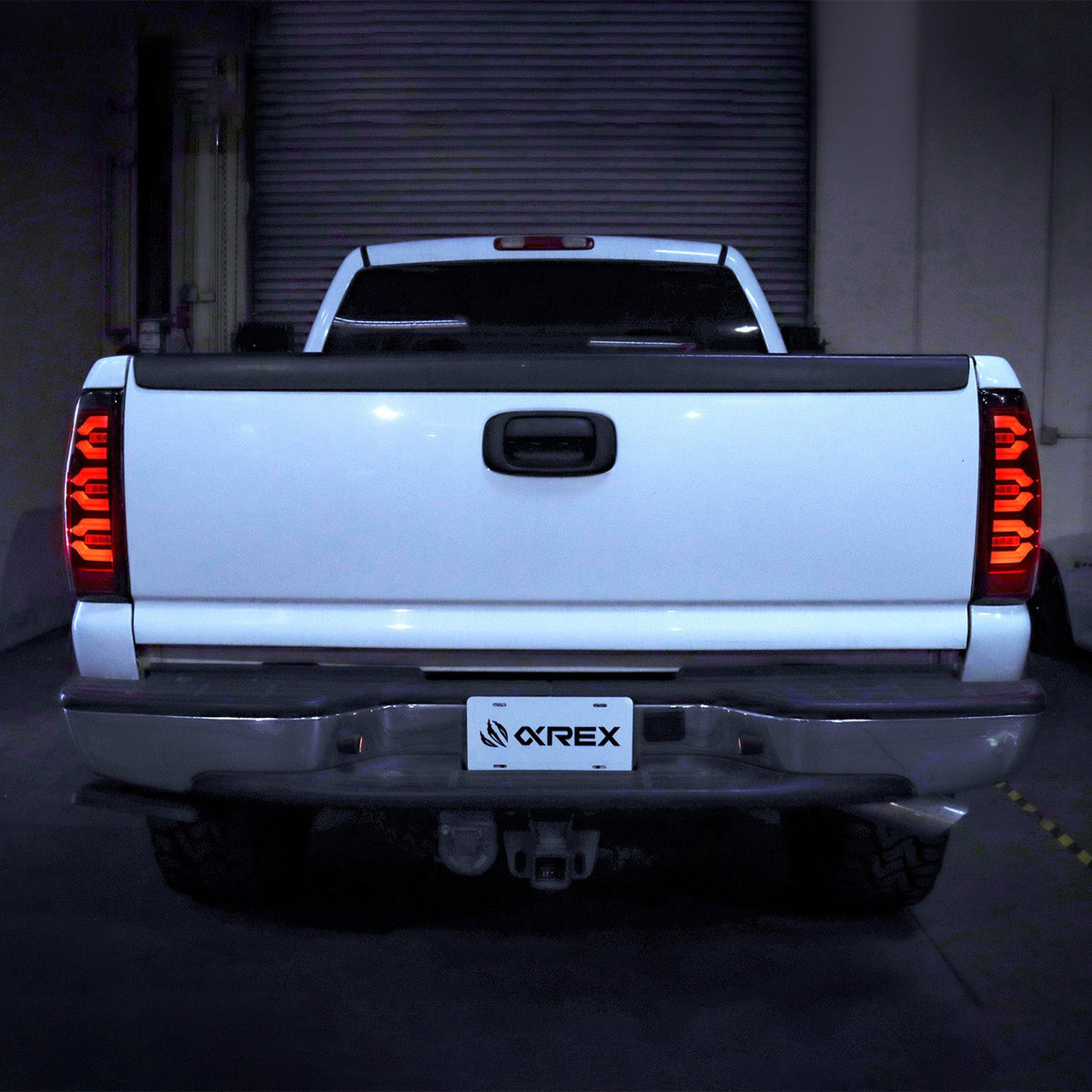 99-06 Chevrolet Silverado/99-06 GMC Sierra LUXX-Series LED Tail Lights Black Smoke - view 3