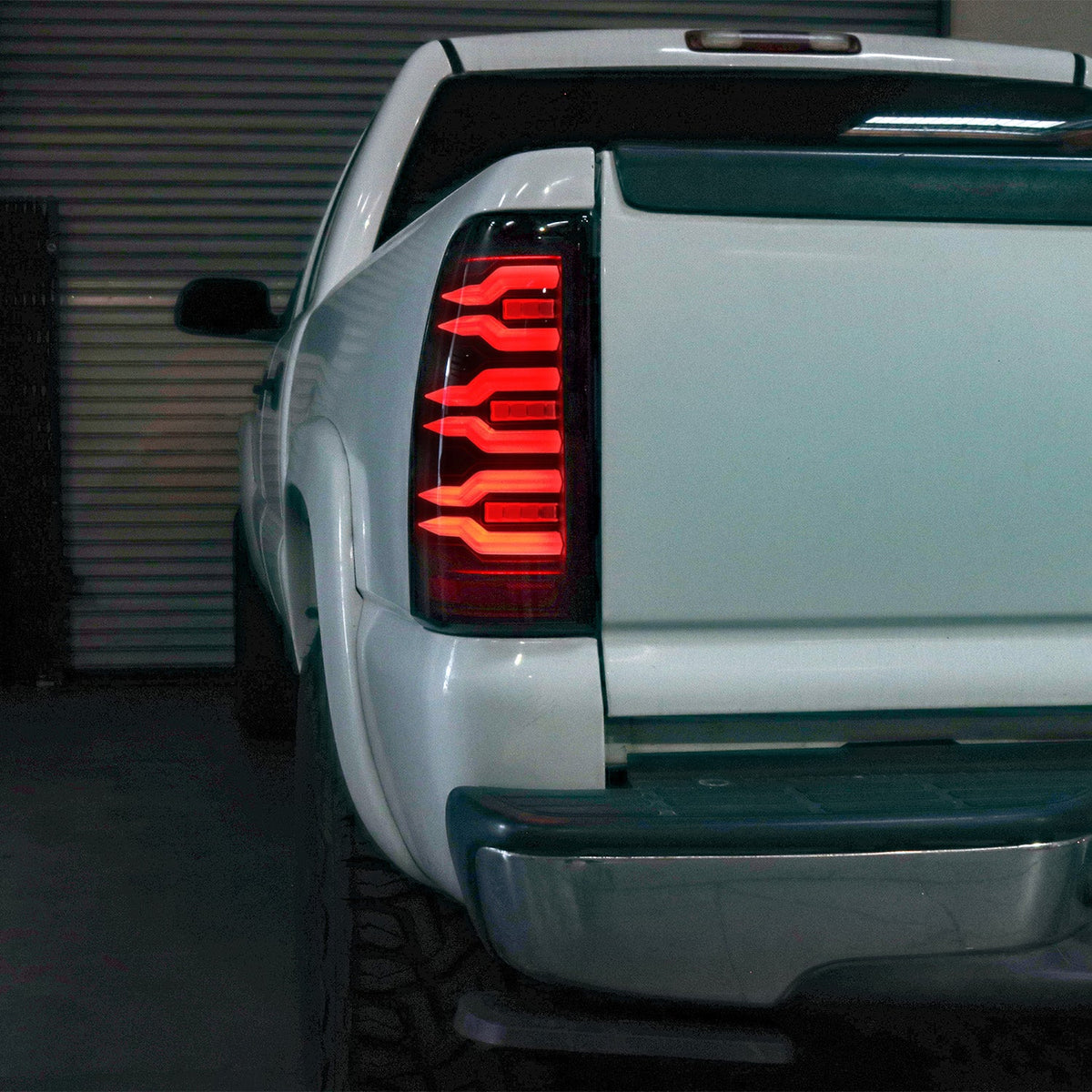 99-06 Chevrolet Silverado/99-06 GMC Sierra LUXX-Series LED Tail Lights Black Smoke - view 2